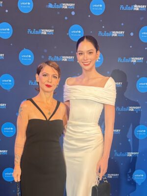 Anna Sueangam-iam Instagram - Thank you for having me at the UNICEF Blue Star Gala 2026 
💙

อีกหนึ่งงานระดมทุนครั้งสำคัญที่รวมพลังของสตรีผู้ทรงอิทธิพลของประเทศไทย 4 ท่าน พร้อมเชฟระดับมิชลินจากทั้งในและต่างประเทศ รวม 12 ดาวมิชลิน เพื่อร่วมกันขจัดภาวะทุพโภชนาการในเด็ก และผลักดันให้เด็กทุกคนสามารถเข้าถึงอาหารที่มีคุณค่าทางโภชนาการ

ภายใต้แคมเปญ #กินไรดี #HungryForHope
เพราะทุกมื้ออาหารที่มีคุณค่า คือความหวังของอนาคตเด็กทุกคน 🌏💙
@unicef_thailand