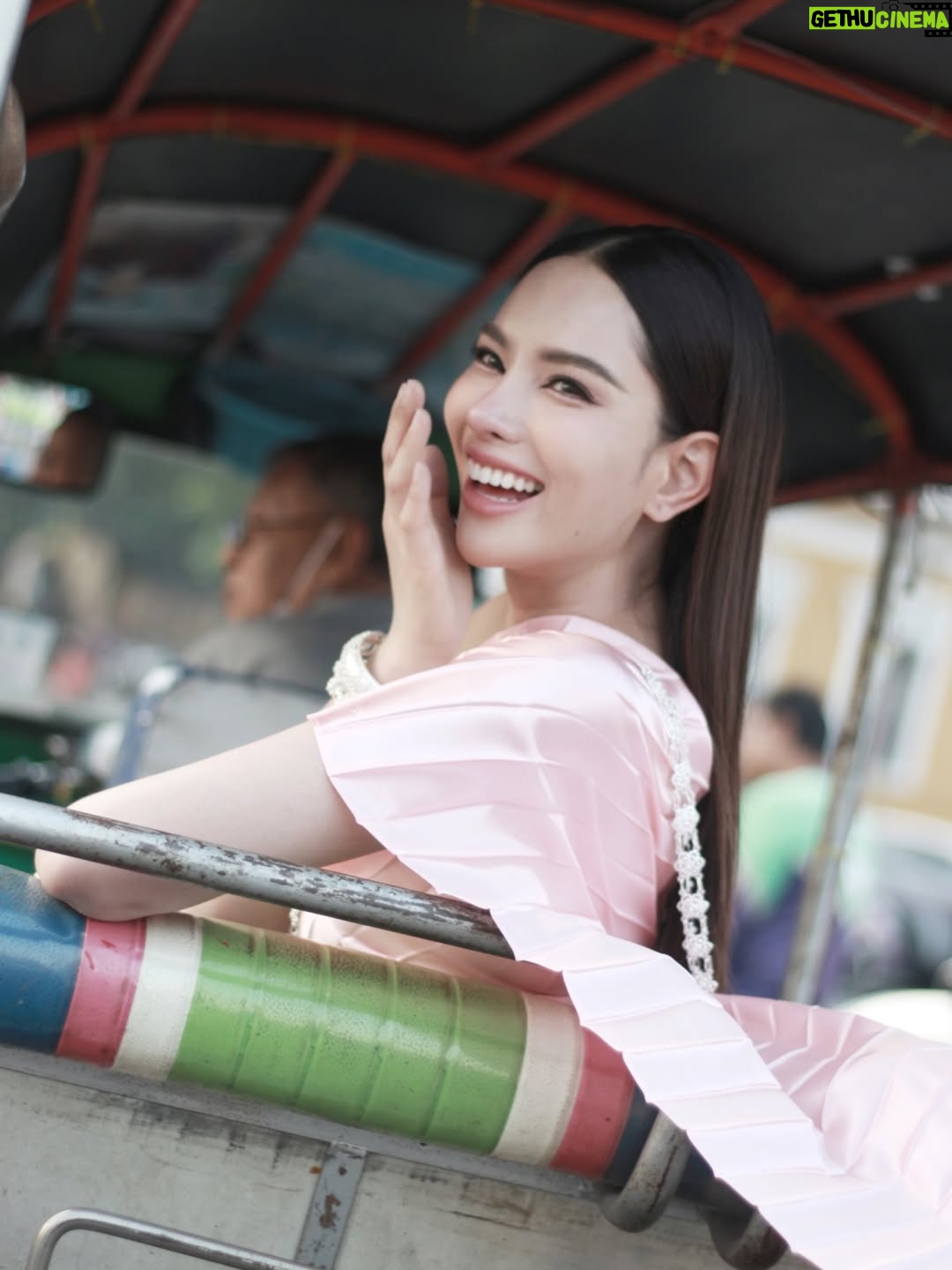 Anna Sueangam-iam - 70.5K Likes - Bangkok City 

Creative Director: @tinnabhat 
Photographer: @atlove_tungkae 
Designer: @c.peeranat 
Make up: @makeup_mario 
Hair: @toeii_hair 
Support Team: @tinachatchaya 

#bangkokcity 
#thaidress 
#annathethaiger 
#แอนนาเสือ