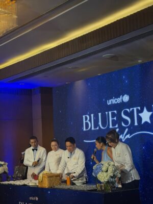 Anna Sueangam-iam Instagram - Thank you for having me at the UNICEF Blue Star Gala 2026 
💙

อีกหนึ่งงานระดมทุนครั้งสำคัญที่รวมพลังของสตรีผู้ทรงอิทธิพลของประเทศไทย 4 ท่าน พร้อมเชฟระดับมิชลินจากทั้งในและต่างประเทศ รวม 12 ดาวมิชลิน เพื่อร่วมกันขจัดภาวะทุพโภชนาการในเด็ก และผลักดันให้เด็กทุกคนสามารถเข้าถึงอาหารที่มีคุณค่าทางโภชนาการ

ภายใต้แคมเปญ #กินไรดี #HungryForHope
เพราะทุกมื้ออาหารที่มีคุณค่า คือความหวังของอนาคตเด็กทุกคน 🌏💙
@unicef_thailand
