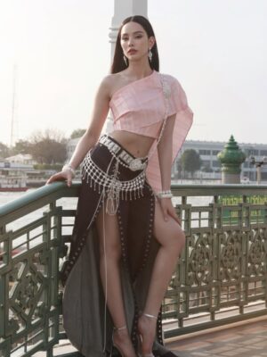 Anna Sueangam-iam Instagram - Bangkok City 

Creative Director: @tinnabhat 
Photographer: @atlove_tungkae 
Designer: @c.peeranat 
Make up: @makeup_mario 
Hair: @toeii_hair 
Support Team: @tinachatchaya 

#bangkokcity 
#thaidress 
#annathethaiger 
#แอนนาเสือ