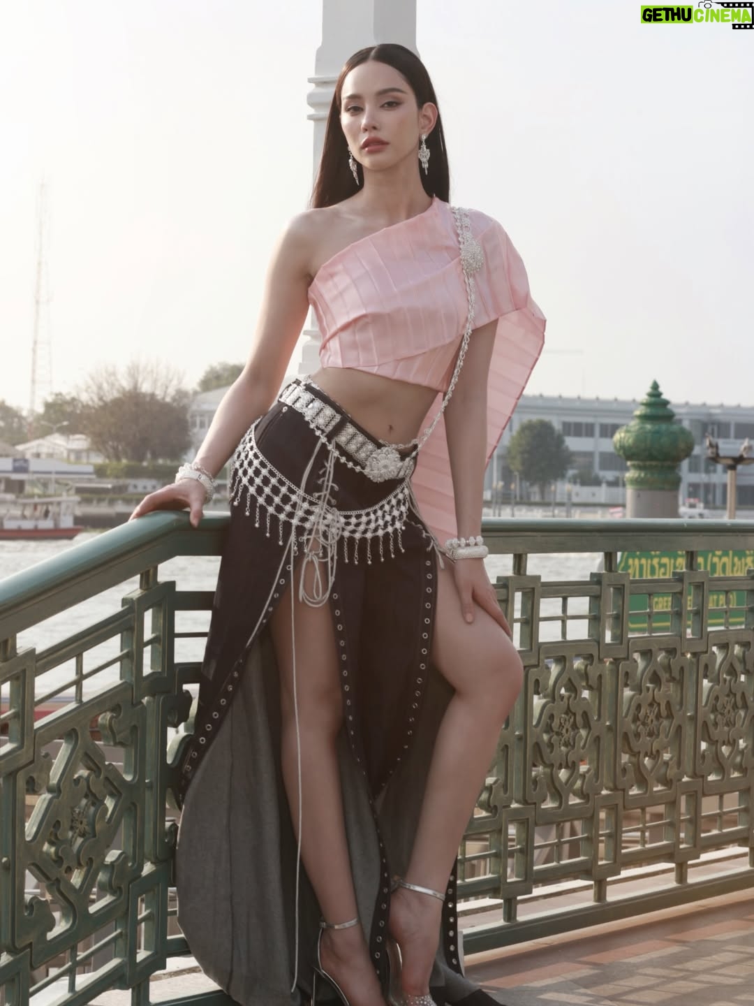 Anna Sueangam-iam - 70.5K Likes - Bangkok City 

Creative Director: @tinnabhat 
Photographer: @atlove_tungkae 
Designer: @c.peeranat 
Make up: @makeup_mario 
Hair: @toeii_hair 
Support Team: @tinachatchaya 

#bangkokcity 
#thaidress 
#annathethaiger 
#แอนนาเสือ
