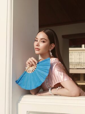 Anna Sueangam-iam Instagram - Bangkok City 

Creative Director: @tinnabhat 
Photographer: @atlove_tungkae 
Designer: @c.peeranat 
Make up: @makeup_mario 
Hair: @toeii_hair 
Support Team: @tinachatchaya 

#bangkokcity 
#thaidress 
#annathethaiger 
#แอนนาเสือ