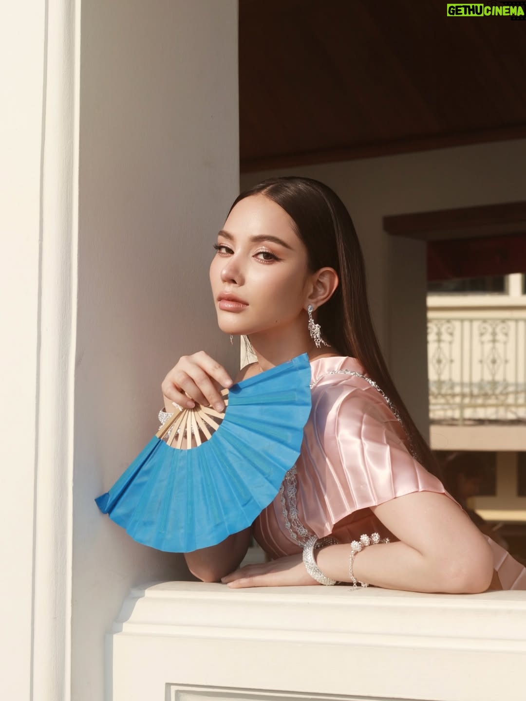 Anna Sueangam-iam - 70.5K Likes - Bangkok City 

Creative Director: @tinnabhat 
Photographer: @atlove_tungkae 
Designer: @c.peeranat 
Make up: @makeup_mario 
Hair: @toeii_hair 
Support Team: @tinachatchaya 

#bangkokcity 
#thaidress 
#annathethaiger 
#แอนนาเสือ