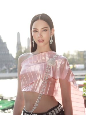 Anna Sueangam-iam Instagram - Bangkok City 

Creative Director: @tinnabhat 
Photographer: @atlove_tungkae 
Designer: @c.peeranat 
Make up: @makeup_mario 
Hair: @toeii_hair 
Support Team: @tinachatchaya 

#bangkokcity 
#thaidress 
#annathethaiger 
#แอนนาเสือ