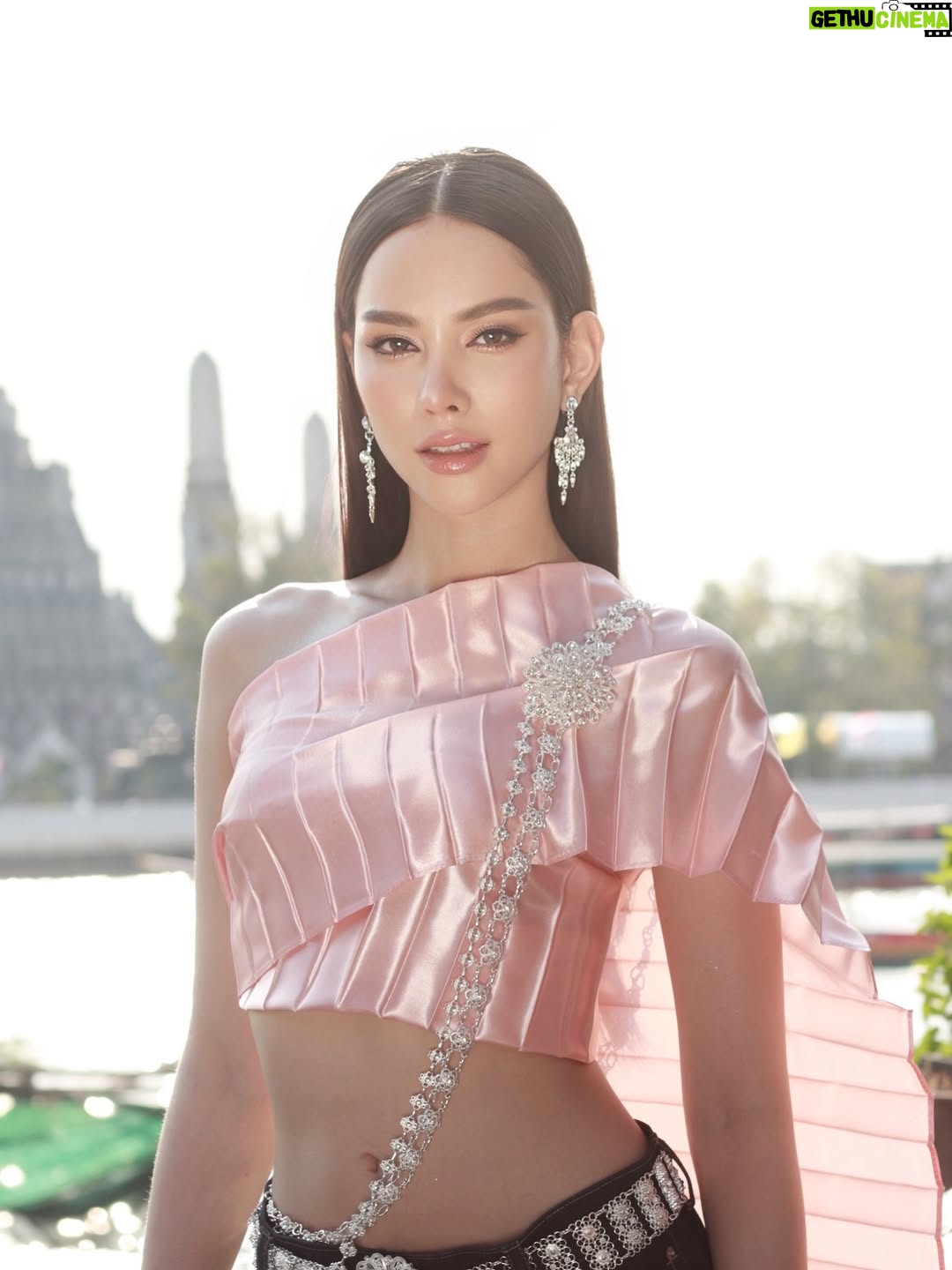 Anna Sueangam-iam - 70.5K Likes - Bangkok City 

Creative Director: @tinnabhat 
Photographer: @atlove_tungkae 
Designer: @c.peeranat 
Make up: @makeup_mario 
Hair: @toeii_hair 
Support Team: @tinachatchaya 

#bangkokcity 
#thaidress 
#annathethaiger 
#แอนนาเสือ