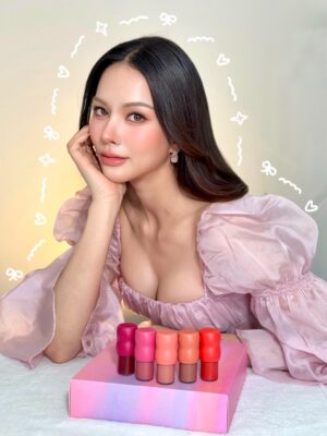 Anna Sueangam-iam Instagram - Warning: cuteness overload 💕

Play Daze ☁️ หรือ Juice Stick 🍭
เลือกไม่ถูกเลยเพราะสีสวยทุกแท่ง!

บลัชเนื้อฟุ้งละมุน vs บลัชเนื้อเจลฉ่ำใส
มี 5 เฉดสี ให้เลือกตามอารมณ์ในแต่ละวัน ✨

#บลัชออนเบเนฟิต #Benefitthailand 
#juicestickplaydaze #เบเนฟิต