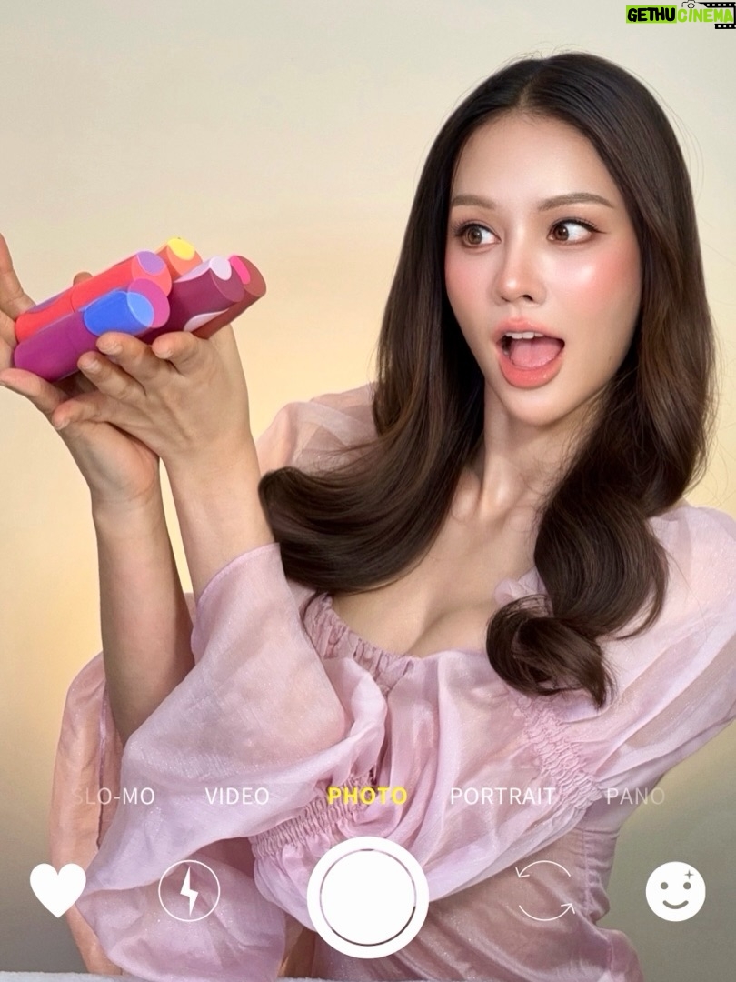 Anna Sueangam-iam - 11.9K Likes - Warning: cuteness overload 💕

Play Daze ☁️ หรือ Juice Stick 🍭
เลือกไม่ถูกเลยเพราะสีสวยทุกแท่ง!

บลัชเนื้อฟุ้งละมุน vs บลัชเนื้อเจลฉ่ำใส
มี 5 เฉดสี ให้เลือกตามอารมณ์ในแต่ละวัน ✨

#บลัชออนเบเนฟิต #Benefitthailand 
#juicestickplaydaze #เบเนฟิต