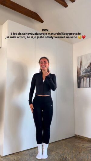Anna Šulcová Instagram - Maturitní ples byl jeden z nejsilnějších zážitků v mém životě. Věřím, že video z něj mi ve své podstatě také změnilo život, protože to byl jeden z prvních vlogů, který jsem kdy vydala a dnes má přes 2 miliony zhlédnutí. Je to moje srdcovka. Nebyl to můj ples. Byl to náš ples. Protože vy jste to období tenkrát prožívali tak intenzivně společně se mnou. Dodnes mi chodí zprávy maturantek, že se na něj dívají a já budu navždy vděčná, že jsem to tenkrát točila. Proto jsem si řekla, že nač půjčovat nové šaty? Nač vymýšlet nový účes? Dresscode na dnešní akci je Y2K a tak mi přišlo geniální tuhle myšlenku uchopit po svém. A vytáhnout šaty, ve kterých mám jedny z nejkrásnějších vzpomínek v mém životě. A splnil se mi tak sen - vzít si je na sebe v životě ještě alespoň jednou. Pokud jste tady se mnou od mé maturity, děkuju za to. Moc si toho vážím, opravdu ♥️ (btw ta písnička? měla jsem ji tenktrát ve vlogu a vždy mě dostane…)