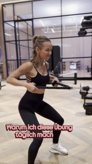 Annemarie Carpendale Instagram - Mädels, wenn Ihr Euch SO auf den nächsten Shopping Trip vorbereitet, kann nix mehr schief gehen - PREPARATION is KEY! 👌🏽💪🏾 💦 

#shoppinggoals #anniehow #annieway #couplegoals #atlantistheroyal