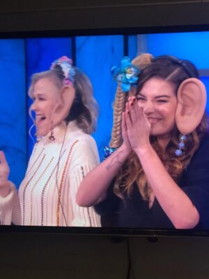 Annie Murphy Instagram - Ha-ha-HAAAA?!?!

Her laugh was a perpetual Yes, And...

It challenged anyone who heard it to join in, and be as delighted as she was.
 
Gosh, were we ever lucky to have her.

#goodbyetoagreatactress😎