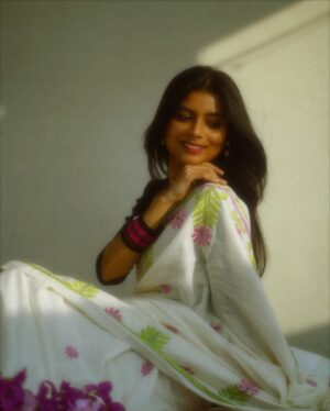 Antara Naina Roy Majumder Instagram - ভালোবাসার মরসুম এল বুঝি 😌
