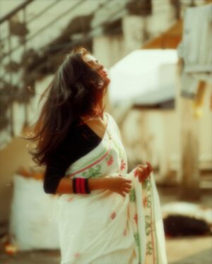 Antara Naina Roy Majumder Instagram - ভালোবাসার মরসুম এল বুঝি 😌