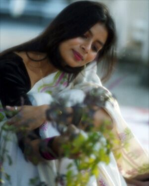 Antara Naina Roy Majumder Instagram - ভালোবাসার মরসুম এল বুঝি 😌