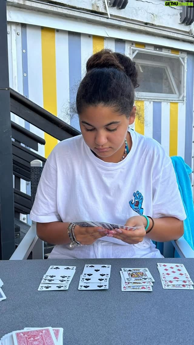 Antonella Clerici - 101.6K Likes - E cosi sono arrivati anche i tuoi 17 anni...Ascoltavo "dancing queen" quando ti avevo nella pancia e adesso ti vedo ballare autonoma sulle tue note. Vola bambina mia... ma non troppo, non ancora...anche se sei tu la regina danzante, io saro' sempre li' ad applaudirti, a sostenerti, e a saltare insieme a te. Auguri Maelle, amore mio assoluto
