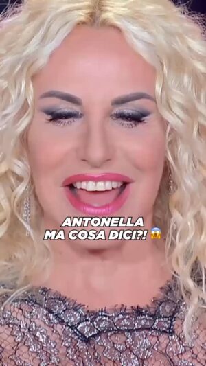 Antonella Clerici Instagram - Dopo tutte le penitenze inflitte ai nostri Coach durante questa edizione di #TheVoiceKidsIT, è arrivato il turno di Antonella! 😂❤️