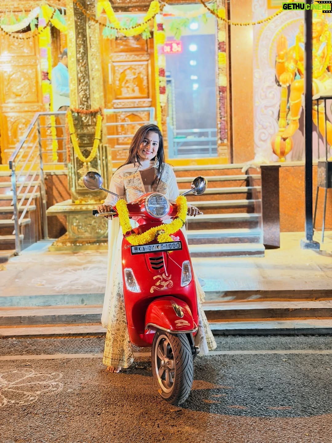 Anusha Rai - 79.2K Likes - Happy women’s day to all the beautiful’s🌻

Here is my new Vespa 
I Saw her
I liked her 
I bought her home 
And now she’s mine 🥰♥️

#anusharai #mykindofhappiness #vespa #womensday #newtwowheeler