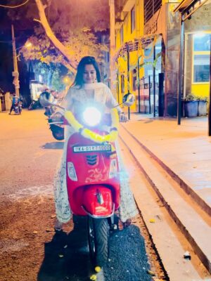 Anusha Rai Instagram - Happy women’s day to all the beautiful’s🌻

Here is my new Vespa 
I Saw her
I liked her 
I bought her home 
And now she’s mine 🥰♥️

#anusharai #mykindofhappiness #vespa #womensday #newtwowheeler