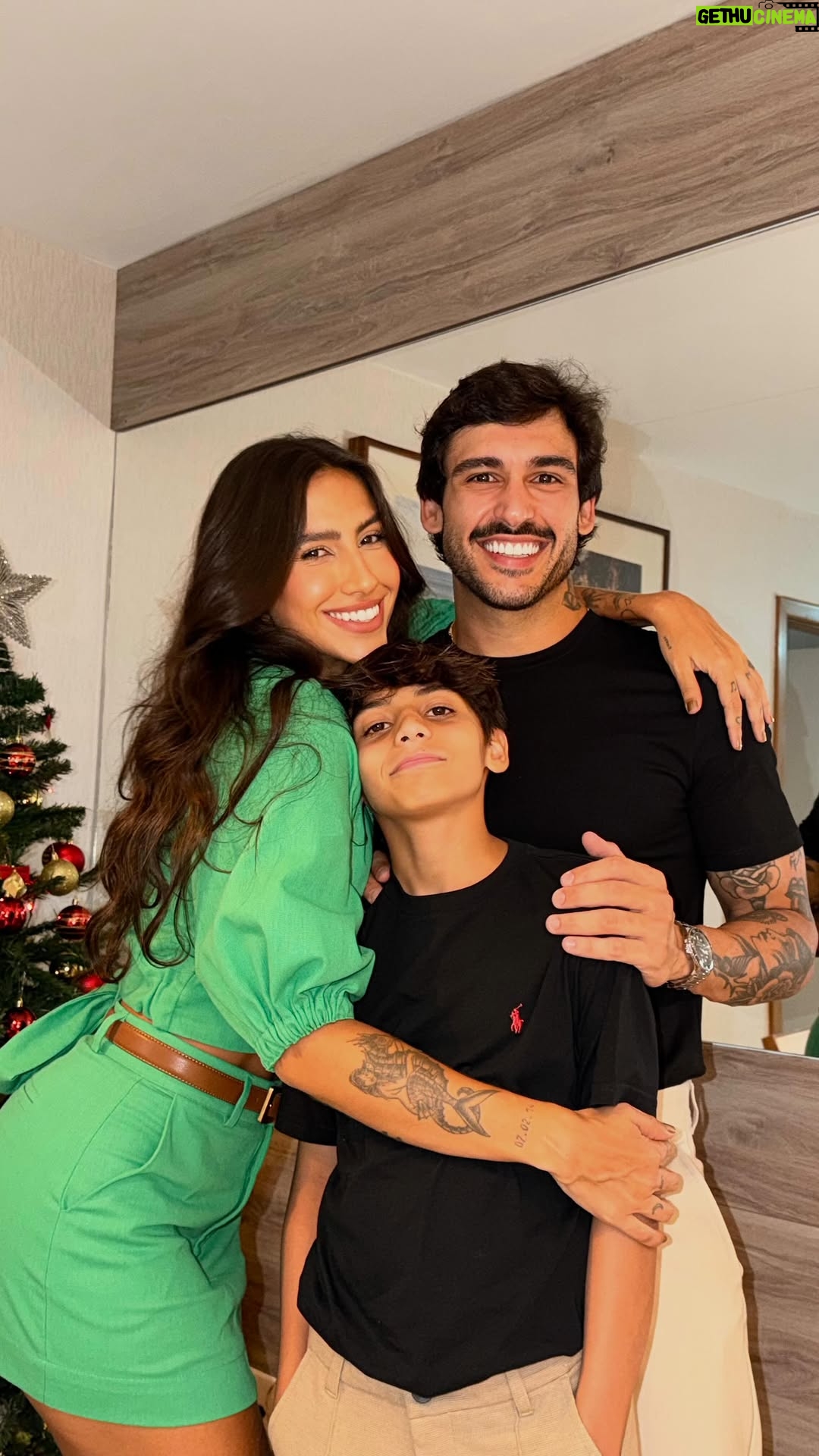 Any Borges - 43K Likes - Que Jesus seja sempre o centro da nossa casa, da nossa família e da nossa vida. Esse é o verdadeiro sentido do Natal. 

FELIZ NATAL 🎄❤️
