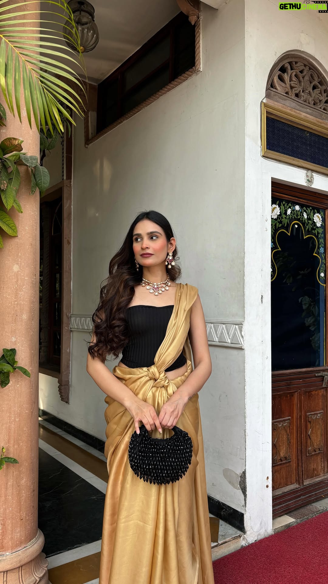 Apoorva Sharma - 1.2K Likes - Golden hour glow ☀️✨🌻

Bags @thetanclanbags 
Jewellery @bejewelledstudio 

#thetanclanbags #bags #jewelry #silksaree #saree