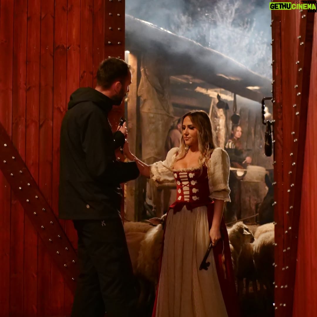 Arbana Osmani - 39.5K Likes - Backstage moments @fermavip.al 

Falenderim special për të gjithe stafin, aktoret dhe figurantet por në mënyrë të veçantë për banorët e Hajmelit që na mirpritën🙏

@vitaproductions.al