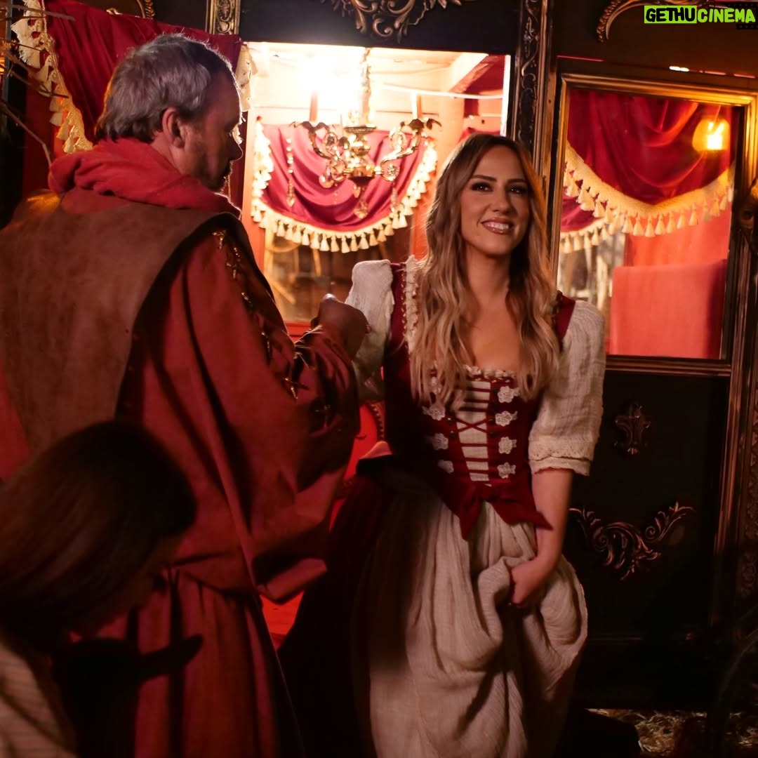 Arbana Osmani - 39.5K Likes - Backstage moments @fermavip.al 

Falenderim special për të gjithe stafin, aktoret dhe figurantet por në mënyrë të veçantë për banorët e Hajmelit që na mirpritën🙏

@vitaproductions.al