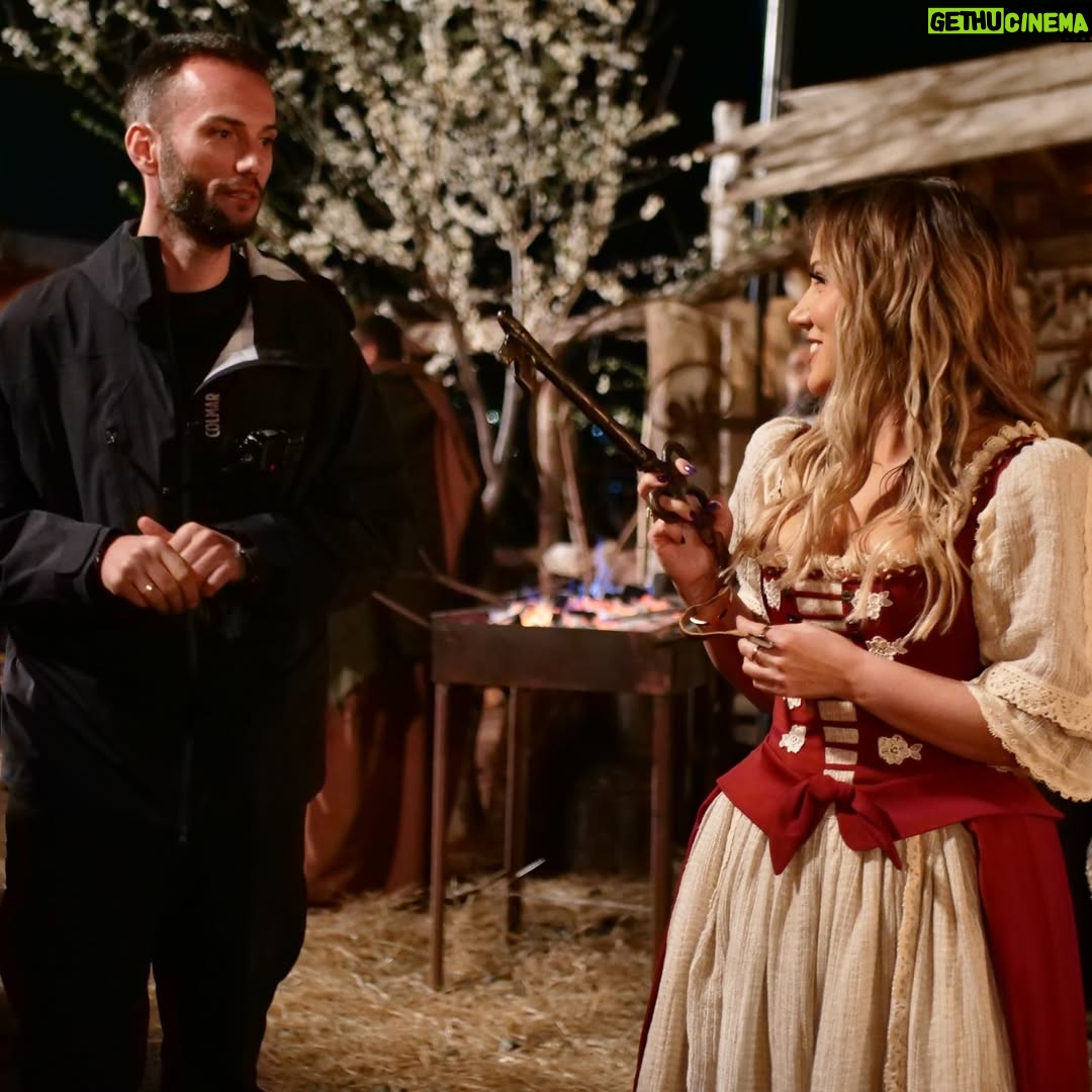 Arbana Osmani - 39.5K Likes - Backstage moments @fermavip.al 

Falenderim special për të gjithe stafin, aktoret dhe figurantet por në mënyrë të veçantë për banorët e Hajmelit që na mirpritën🙏

@vitaproductions.al