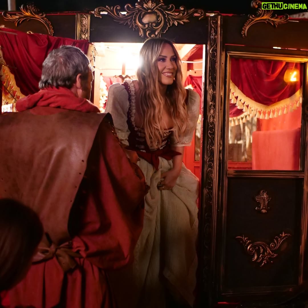 Arbana Osmani - 39.5K Likes - Backstage moments @fermavip.al 

Falenderim special për të gjithe stafin, aktoret dhe figurantet por në mënyrë të veçantë për banorët e Hajmelit që na mirpritën🙏

@vitaproductions.al