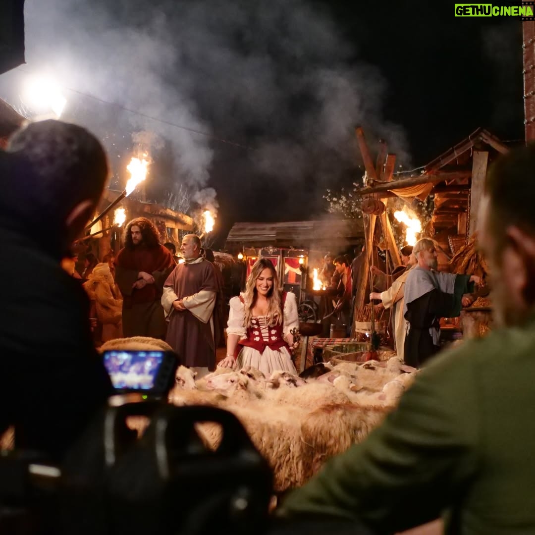 Arbana Osmani - 39.5K Likes - Backstage moments @fermavip.al 

Falenderim special për të gjithe stafin, aktoret dhe figurantet por në mënyrë të veçantë për banorët e Hajmelit që na mirpritën🙏

@vitaproductions.al