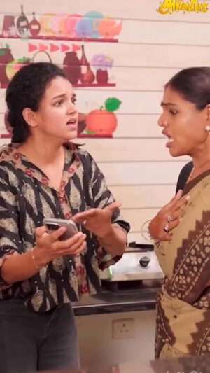 Archana Kumar Instagram - When your relatives come home🤷🏻‍♀️🙂
Idhu dhan nga nelamai😫
.
.
.
#araathi #tamada #archusreels #archanakumaar #priyankasankar