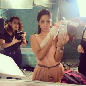 Areliz Benel Instagram - Trend #2016
2016 Ufff que año , me despedía de Shirley en al @afhstv fondo hay sitio al igual que de Lina en no aguanto a mis hermanas, fui imagen de @cyzone_oficial algo que desde niña siempre soñé y me compraba maquillaje desde los 10 con las propinas de mis padres , fue un sueño ir a chile a grabar al estudio de Andrés Wood aunque los nervios nunca me dejaron hablar con el , gran cineasta , conoci a Gerard Depardieu 😍 e hice teatro con el gran @woyzeck05 a quien admiro mucho y además es amigo y salió en la tele , salí en periódicos , viaje a muchos lugares incluyendo Bolivia hablé en conciertos y a miles de personas y mil cosas más , agradecida por ese 2016 🙏🏻💖.