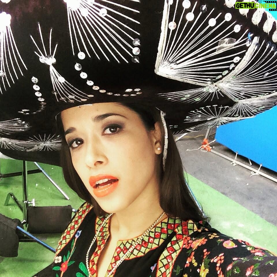 Areliz Benel - 12K Likes - Trend #2016 

2016 Ufff que año , me despedía de Shirley en al @afhstv fondo hay sitio al igual que de Lina en no aguanto a mis hermanas, fui imagen de @cyzone_oficial algo que desde niña siempre soñé y me compraba maquillaje desde los 10 con las propinas de mis padres , fue un sueño ir a chile a grabar al estudio de Andrés Wood aunque los nervios nunca me dejaron hablar con el , gran cineasta , conoci a Gerard Depardieu 😍 e hice teatro con el gran @woyzeck05 a quien admiro mucho y además es amigo y salió en la tele , salí en periódicos , viaje a muchos lugares incluyendo Bolivia hablé en conciertos y a miles de personas  y mil cosas más , agradecida por ese 2016 🙏🏻💖.
