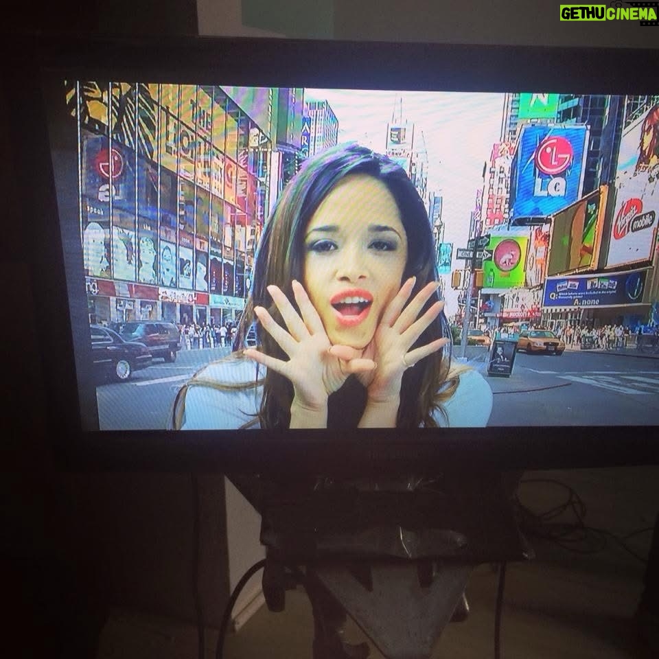Areliz Benel - 12K Likes - Trend #2016 

2016 Ufff que año , me despedía de Shirley en al @afhstv fondo hay sitio al igual que de Lina en no aguanto a mis hermanas, fui imagen de @cyzone_oficial algo que desde niña siempre soñé y me compraba maquillaje desde los 10 con las propinas de mis padres , fue un sueño ir a chile a grabar al estudio de Andrés Wood aunque los nervios nunca me dejaron hablar con el , gran cineasta , conoci a Gerard Depardieu 😍 e hice teatro con el gran @woyzeck05 a quien admiro mucho y además es amigo y salió en la tele , salí en periódicos , viaje a muchos lugares incluyendo Bolivia hablé en conciertos y a miles de personas  y mil cosas más , agradecida por ese 2016 🙏🏻💖.