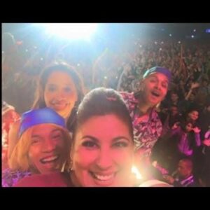 Areliz Benel Instagram - Trend #2016
2016 Ufff que año , me despedía de Shirley en al @afhstv fondo hay sitio al igual que de Lina en no aguanto a mis hermanas, fui imagen de @cyzone_oficial algo que desde niña siempre soñé y me compraba maquillaje desde los 10 con las propinas de mis padres , fue un sueño ir a chile a grabar al estudio de Andrés Wood aunque los nervios nunca me dejaron hablar con el , gran cineasta , conoci a Gerard Depardieu 😍 e hice teatro con el gran @woyzeck05 a quien admiro mucho y además es amigo y salió en la tele , salí en periódicos , viaje a muchos lugares incluyendo Bolivia hablé en conciertos y a miles de personas y mil cosas más , agradecida por ese 2016 🙏🏻💖.