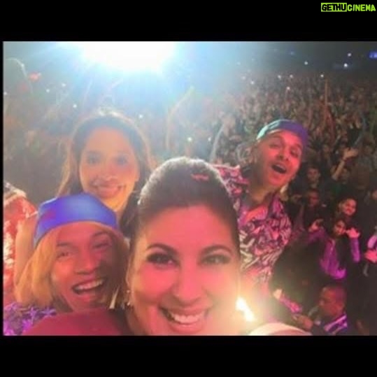 Areliz Benel - 12K Likes - Trend #2016 

2016 Ufff que año , me despedía de Shirley en al @afhstv fondo hay sitio al igual que de Lina en no aguanto a mis hermanas, fui imagen de @cyzone_oficial algo que desde niña siempre soñé y me compraba maquillaje desde los 10 con las propinas de mis padres , fue un sueño ir a chile a grabar al estudio de Andrés Wood aunque los nervios nunca me dejaron hablar con el , gran cineasta , conoci a Gerard Depardieu 😍 e hice teatro con el gran @woyzeck05 a quien admiro mucho y además es amigo y salió en la tele , salí en periódicos , viaje a muchos lugares incluyendo Bolivia hablé en conciertos y a miles de personas  y mil cosas más , agradecida por ese 2016 🙏🏻💖.
