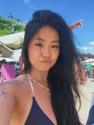 Ariel Saori Instagram - #ᴛʙᴛ 🌊🐚🧜🏼♀️🩵
Óculos: @ornitorrin.co_brasil
#verão2026 #praia #explorar