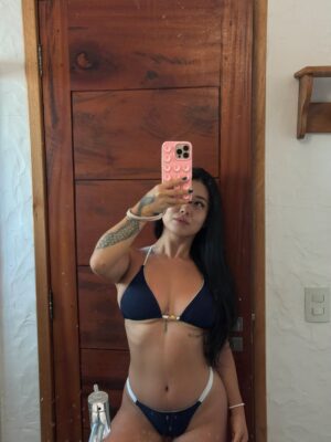 Ariel Saori Instagram - A sereia com saudades do mar 🌊💙
#praia #verão2026 #biquíni #explorar