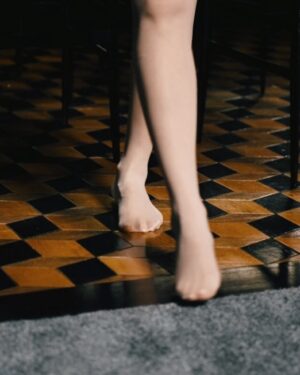 Arisa Instagram - Il video di Magica Favola racconta il momento in cui una donna smette di inseguire una favola e capisce che la vera magia è diventare se stessa.

Dentro c’è la nostalgia delle cose che abbiamo sognato, gli amori in cui abbiamo creduto, le illusioni che ci hanno fatto crescere. Ma soprattutto c’è la scoperta che, anche quando la vita non segue il copione che avevamo immaginato, può essere comunque piena di luce.

Possiamo abbandonare le analisi e le giustificazioni sminuzzando al coltello ogni singolo comportamento altrui e lasciar fluire le passioni liberamente come il succo di mirtillo che trabocca da un bicchiere. 

Per me è una piccola dichiarazione d’amore alla vita imperfetta.
E forse le persone dovrebbero guardarlo proprio per questo: perché ognuno, da qualche parte, sta cercando la propria magica favola.

E io vi auguro di trovarla.
Un bacione, 

Ros. 

Buona visione, link in bio 🤍

Diretto da @silviaviolanterouge