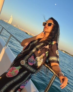 Asees Kaur Instagram - It is very very unusual of me to stay back after a gig and explore the city. But unlocked a new side of me recently and sach bolu toh mast lagne laga hai!! 
And best part, did it with my little one, which also was his first international trip. 🩵
Loving this Dora the explorer side of me 😌 probably will continue this for long! 

Ps last video is BONUS thought :p