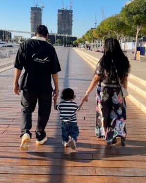 Asees Kaur Instagram - It is very very unusual of me to stay back after a gig and explore the city. But unlocked a new side of me recently and sach bolu toh mast lagne laga hai!! 
And best part, did it with my little one, which also was his first international trip. 🩵
Loving this Dora the explorer side of me 😌 probably will continue this for long! 

Ps last video is BONUS thought :p