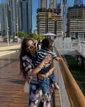 Asees Kaur Instagram - It is very very unusual of me to stay back after a gig and explore the city. But unlocked a new side of me recently and sach bolu toh mast lagne laga hai!! 
And best part, did it with my little one, which also was his first international trip. 🩵
Loving this Dora the explorer side of me 😌 probably will continue this for long! 

Ps last video is BONUS thought :p