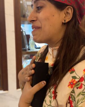 Asees Kaur Instagram - It is very very unusual of me to stay back after a gig and explore the city. But unlocked a new side of me recently and sach bolu toh mast lagne laga hai!! 
And best part, did it with my little one, which also was his first international trip. 🩵
Loving this Dora the explorer side of me 😌 probably will continue this for long! 

Ps last video is BONUS thought :p