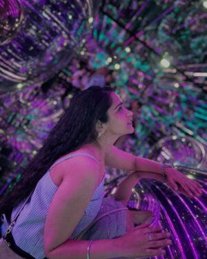 Asees Kaur Instagram - It is very very unusual of me to stay back after a gig and explore the city. But unlocked a new side of me recently and sach bolu toh mast lagne laga hai!! 
And best part, did it with my little one, which also was his first international trip. 🩵
Loving this Dora the explorer side of me 😌 probably will continue this for long! 

Ps last video is BONUS thought :p