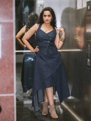 Asees Kaur Instagram - Tam jham time! ⚡️⚡️

Look 1:
Outfit @divaspopupofficial
Jewellery @upakarna
HMU @makeupbynayan 
Stylist @styledbysujata
Styling team @nirmalastyledit
AK team @kumramadhav 

Look 2:
Outfit @shopikaa.in 
Jewellery @trishya_jewellery
Hmu @makeupbynayan 
Stylist @aakankshakstyles 
📸 @peppered_yolk 

Look 3:
Outfit @anjanithakkar_
Earnings @aadamyastore 
Bracelets @aquamarine_jewellery
Stylist @styledbysujata
Styling team @nirmalastyledit @vrudhirita333