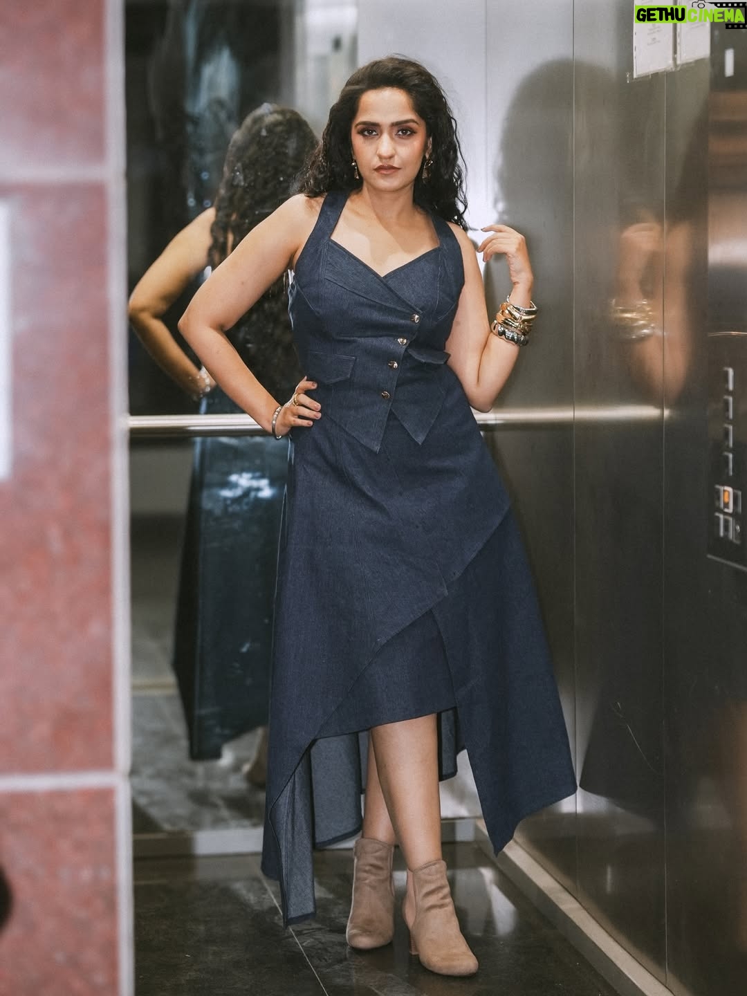 Asees Kaur - 18.6K Likes - Tam jham time! ⚡️⚡️

Look 1:
Outfit @divaspopupofficial
Jewellery @upakarna
HMU @makeupbynayan 
Stylist @styledbysujata
Styling team @nirmalastyledit
AK team @kumramadhav 

Look 2:
Outfit @shopikaa.in 
Jewellery @trishya_jewellery
Hmu @makeupbynayan 
Stylist @aakankshakstyles 
📸 @peppered_yolk 

Look 3:
Outfit @anjanithakkar_
Earnings @aadamyastore 
Bracelets @aquamarine_jewellery
Stylist @styledbysujata
Styling team @nirmalastyledit @vrudhirita333