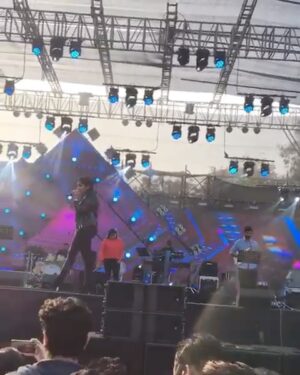 Asees Kaur Instagram - It’s 2016, Bolna from #KapoorandSons released, aur zindagi hi badal gayi! 
A song that keeps giving! Highlight year of my life, isliye trend mein participate karna toh banta hain 😉

1. Bolna at 2nd @bmp_online Delhi 2016
2. First UK concert 💙
3. Bolna on harmonium at @radio_mirchi_98.3 trail 
4. 💙🩵
5. At SRGMP lil champs 
6. From studio
7. Sang bolna live for the first time at @thegimas awards