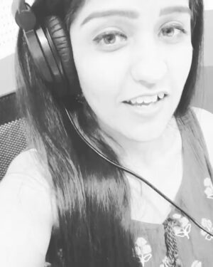 Asees Kaur Instagram - It’s 2016, Bolna from #KapoorandSons released, aur zindagi hi badal gayi! 
A song that keeps giving! Highlight year of my life, isliye trend mein participate karna toh banta hain 😉

1. Bolna at 2nd @bmp_online Delhi 2016
2. First UK concert 💙
3. Bolna on harmonium at @radio_mirchi_98.3 trail 
4. 💙🩵
5. At SRGMP lil champs 
6. From studio
7. Sang bolna live for the first time at @thegimas awards