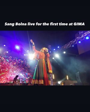 Asees Kaur Instagram - It’s 2016, Bolna from #KapoorandSons released, aur zindagi hi badal gayi! 
A song that keeps giving! Highlight year of my life, isliye trend mein participate karna toh banta hain 😉

1. Bolna at 2nd @bmp_online Delhi 2016
2. First UK concert 💙
3. Bolna on harmonium at @radio_mirchi_98.3 trail 
4. 💙🩵
5. At SRGMP lil champs 
6. From studio
7. Sang bolna live for the first time at @thegimas awards