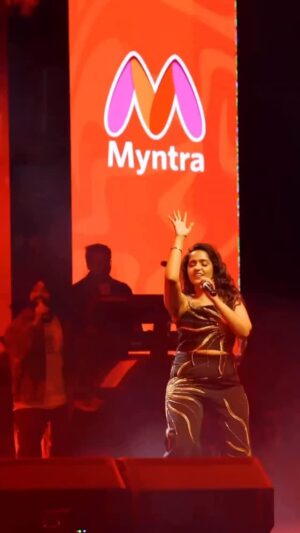 Asees Kaur Instagram - Kickstarted the @myntra glamfest tour at @xavrang26_, Kolkata! First in the series.. too much fun! 🖤 

Wearing @Vybtheory
Jewel @truptimohta.in
HMU @makeupbynayan 
Stylist @styledbysujata
Styling team @nirmalastyledit @_jyoti_808

#aseeskaurlive @fwd 
#myntraglamfesttour