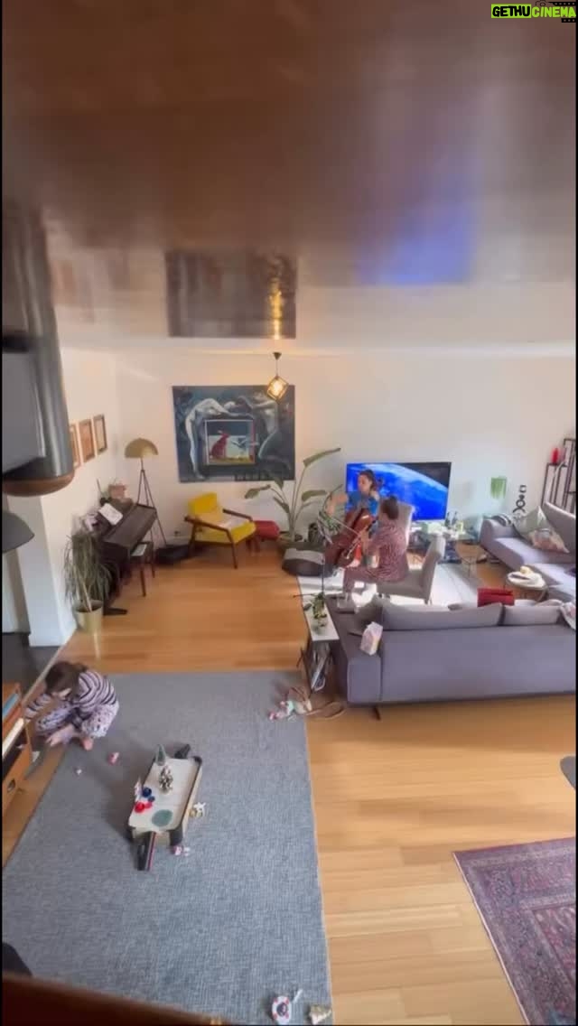 Aslı İnandık - 7.4K Likes - 20 yıl önce birisi bana, ablanla senin evinde düet çalışırken dünyada en sevdiğin küçük insan, sizin yanınızda sakin sakin oyun oynayacak, aralarda gelip öpücük verecek dese gözlerim dolardı. 🥺 Bi de sevgilin sizi böyle çaktırmadan videoya çekecek dese tabii. ❤️ ablası ve yeğeni olan, onlardan ayrı yaşayıp onları heeep özleyen tüm bacılarıma 🫠