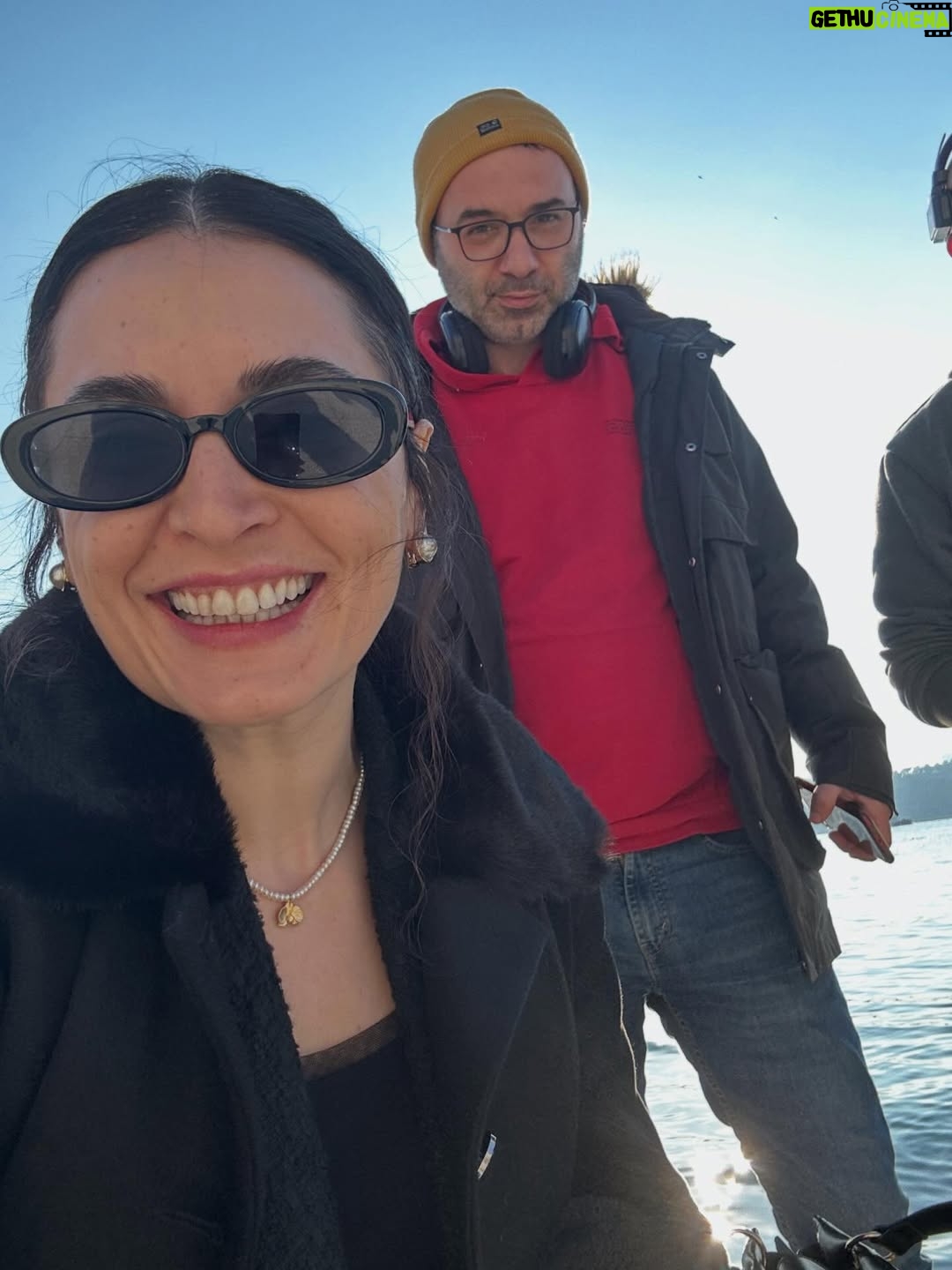 Aslihan Gurbuz - 138.3K Likes - Hayatımdan bir Handan ve sonra harika bir ekip geçti… tek bir posta sığacak anımız yokmuş, bende de hepsine böyle bir gece de bakabilecek güç🤷🏻‍♀️

Çok kral ekiptik biz, 
Başta @ogm.pictures @drgbudayicioglu na, bu harika dünyayı yaratan sektörün en iyisi yönetmenlerime ve memleketin en kıymetlisi oyuncu arkadaşlarıma teşekkür eder, kamera arkası isimsiz kahramanlarımıza, o harika emeçilerimize 🙏🏻minnetlerimi sunarım. Ve siz sevgili seyirci ❤️🙏🏻 her hafta bizi evinize misafir ettiniz, var olun❤️ (Handan dan beter duygusalım, söz bir post daha girerim bu güzel insanlarla anılarım için, ama bu gece değil)